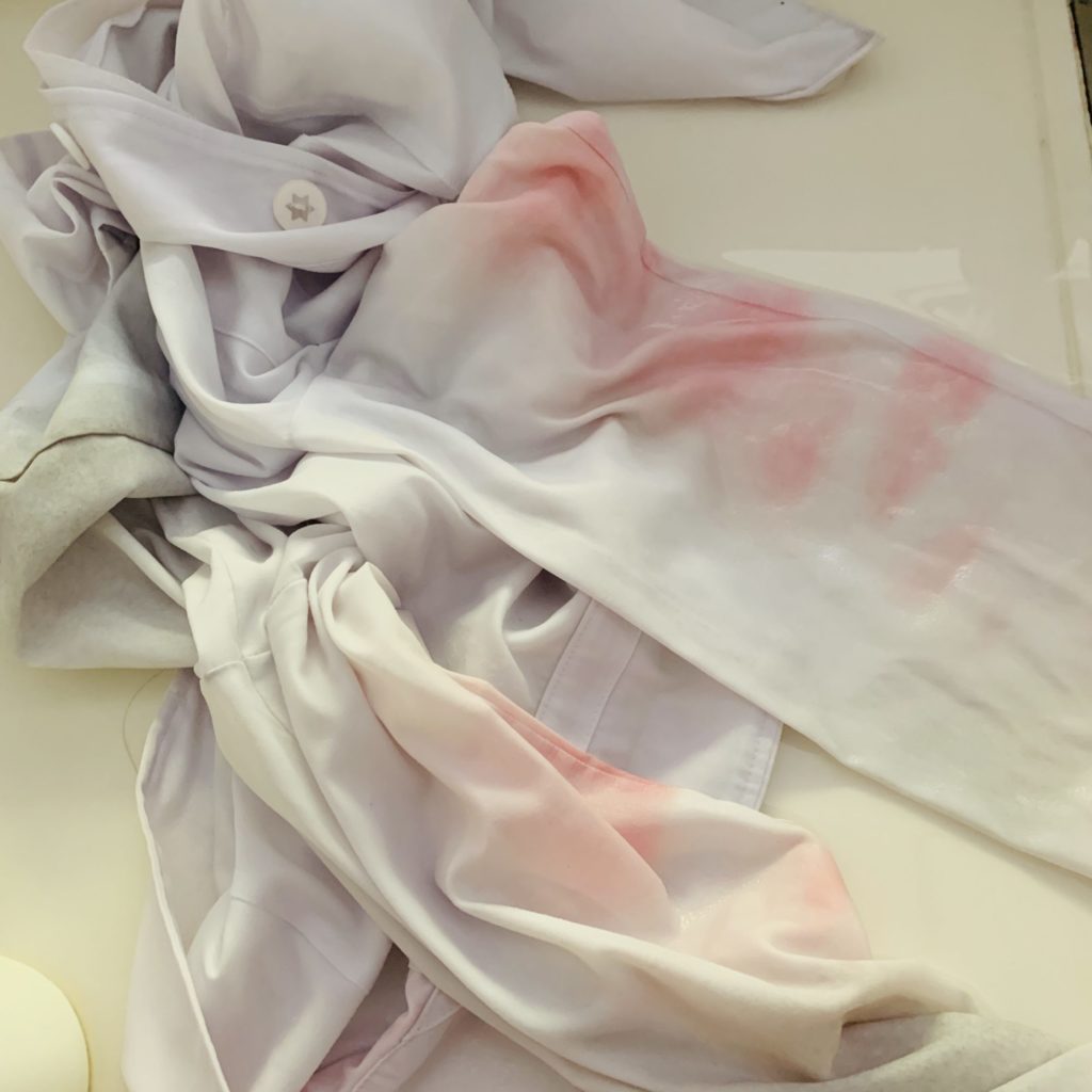 白衣を塩素系漂白剤で洗濯したらピンク色 真っ白に戻すには 粉石鹸でもみ洗いでok 人生まいどあり